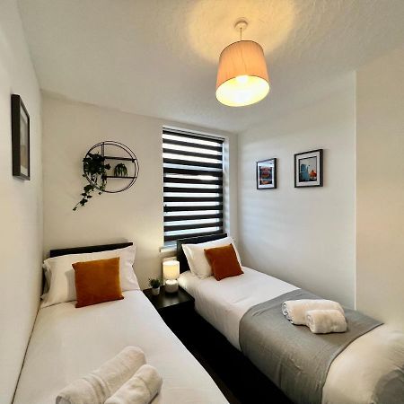 Bramhall House - Great For Contractors Or Family Holidays คลีทอร์ปส์ ภายนอก รูปภาพ