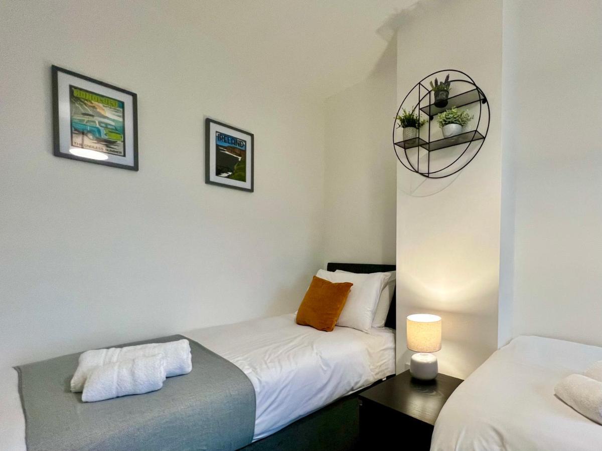 Bramhall House - Great For Contractors Or Family Holidays คลีทอร์ปส์ ภายนอก รูปภาพ