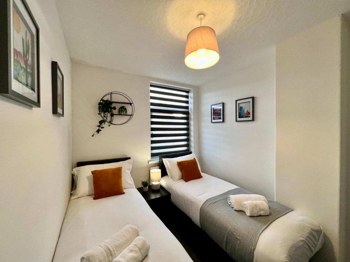 Bramhall House - Great For Contractors Or Family Holidays คลีทอร์ปส์ ภายนอก รูปภาพ
