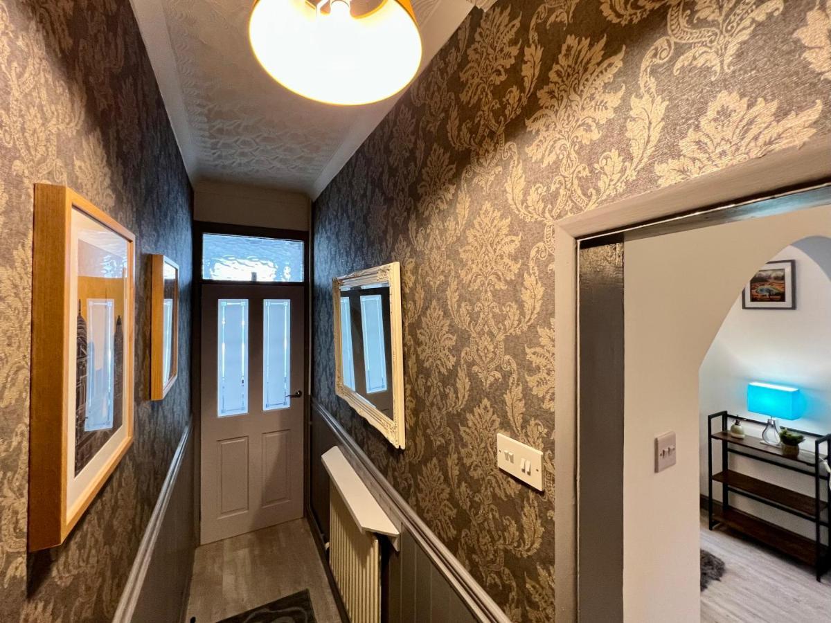 Bramhall House - Great For Contractors Or Family Holidays คลีทอร์ปส์ ภายนอก รูปภาพ