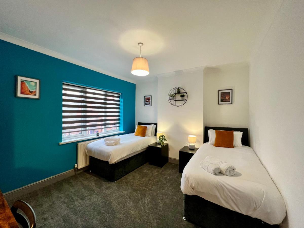 Bramhall House - Great For Contractors Or Family Holidays คลีทอร์ปส์ ภายนอก รูปภาพ