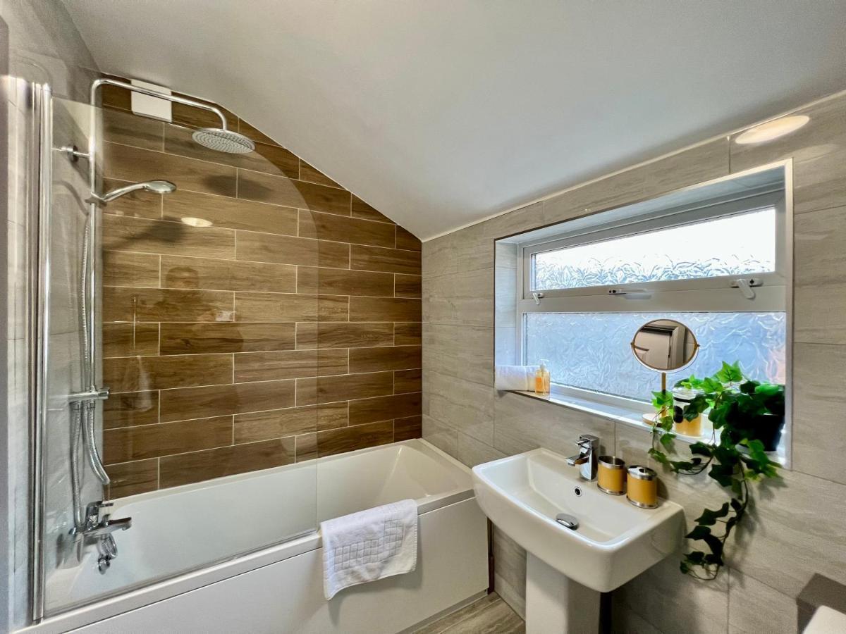 Bramhall House - Great For Contractors Or Family Holidays คลีทอร์ปส์ ภายนอก รูปภาพ